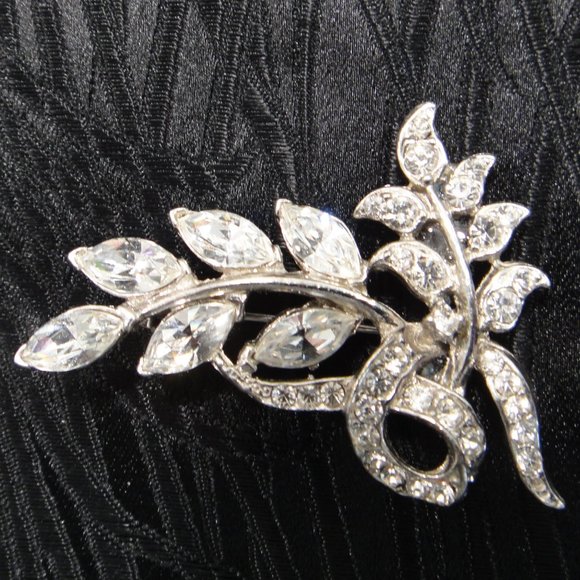 Vintage Jewelry - Vintage Jeweled Brooch